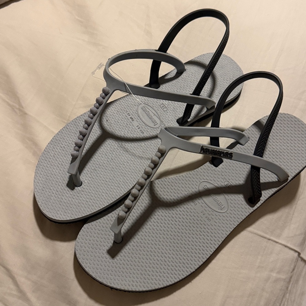 Havaianas Light Gray and Black Sandals